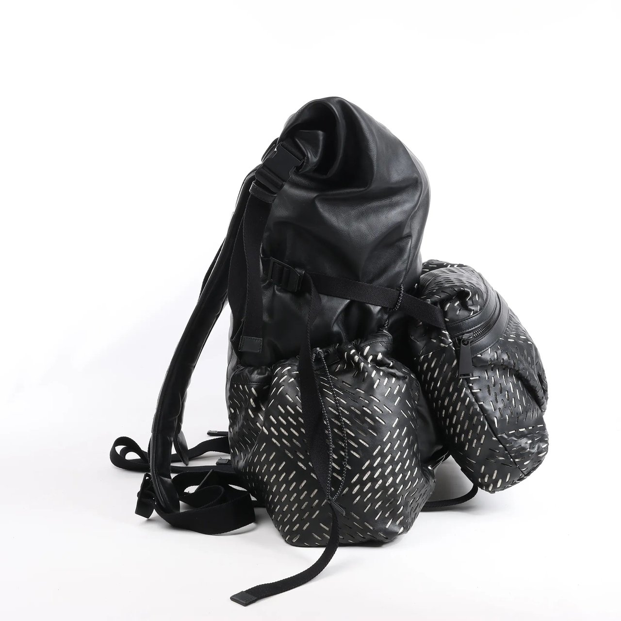 Bottega Veneta Bottega Veneta Perforated Leather Backpack in Black Zwart