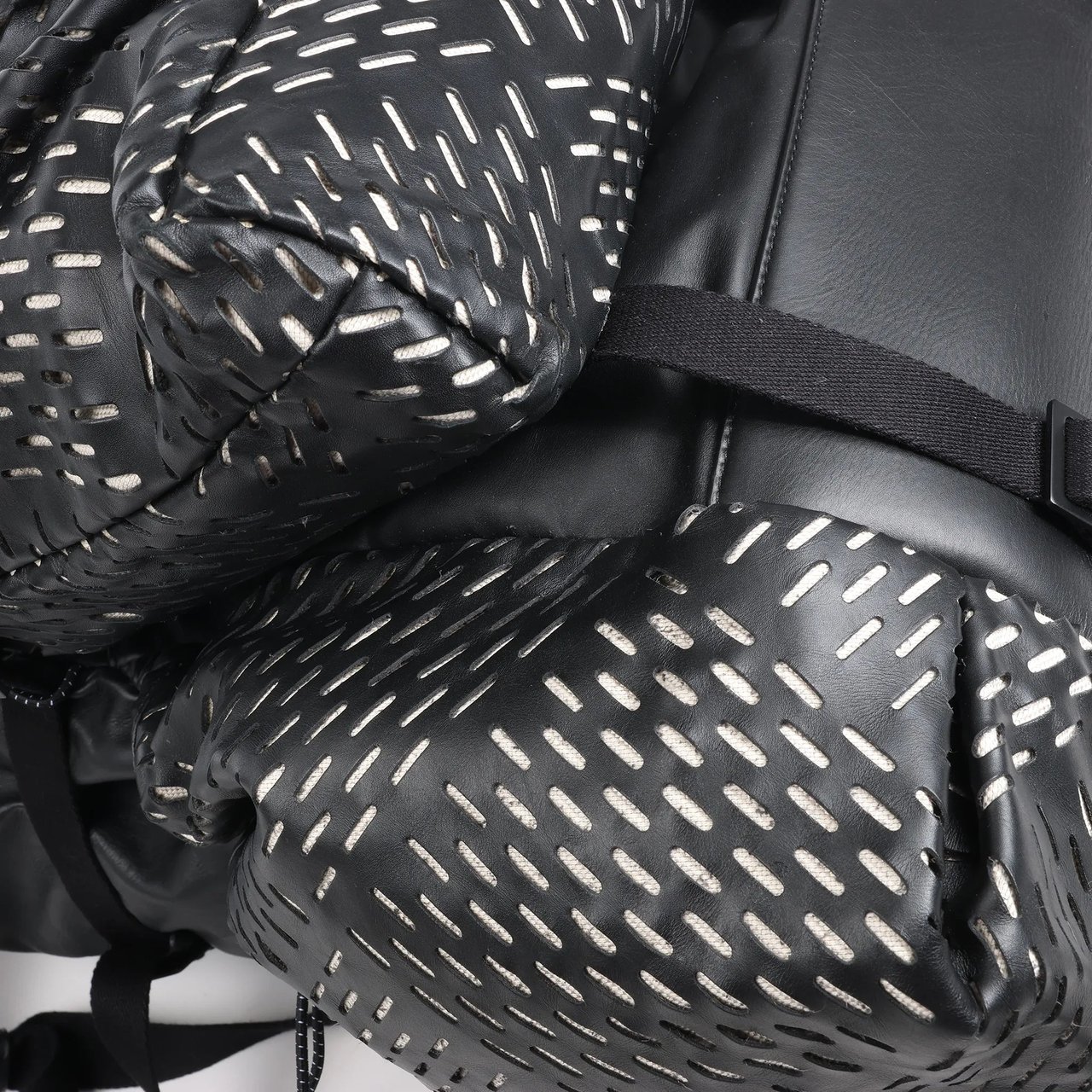 Bottega Veneta Bottega Veneta Perforated Leather Backpack in Black Zwart