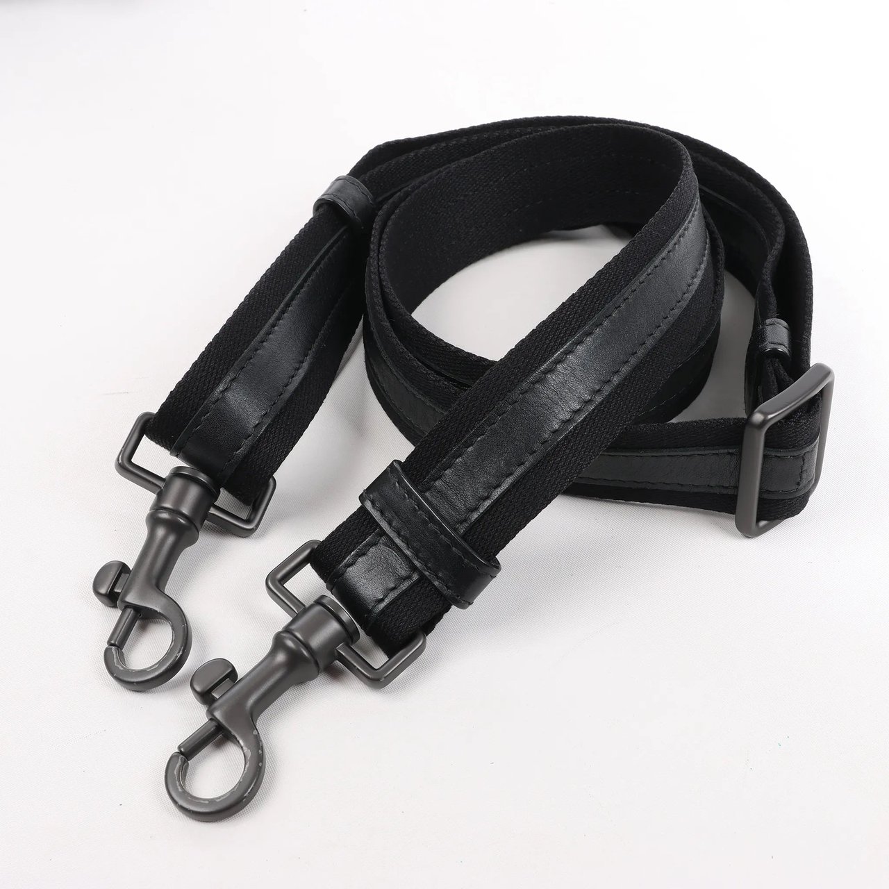 Bottega Veneta Bottega Veneta VN Intrecciato Leather Crossbody Messenger Bag in Black Bruin