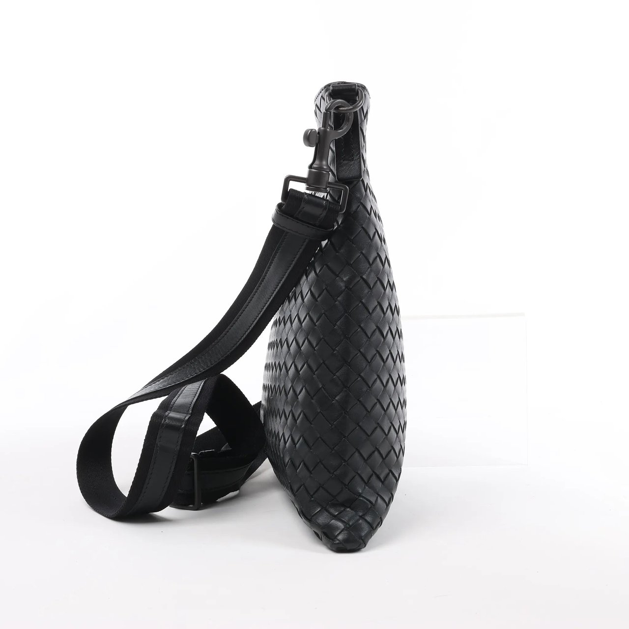 Bottega Veneta Bottega Veneta VN Intrecciato Leather Crossbody Messenger Bag in Black Bruin