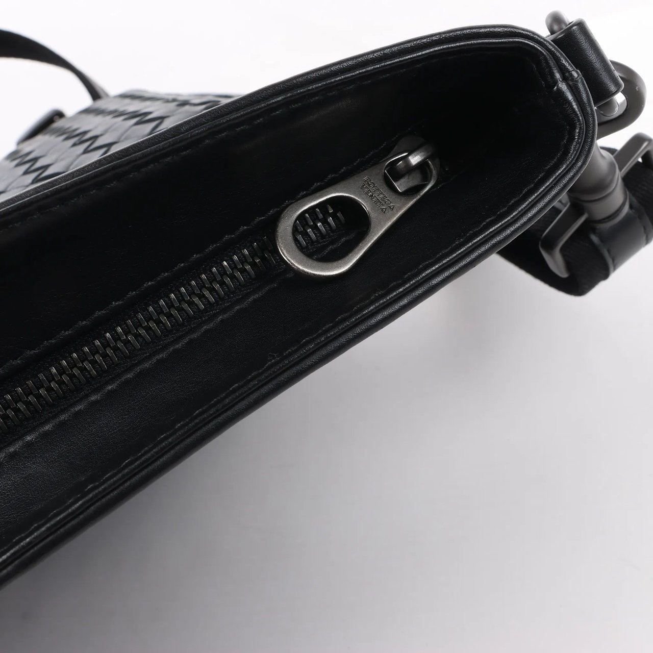 Bottega Veneta Bottega Veneta VN Intrecciato Leather Crossbody Messenger Bag in Black Bruin