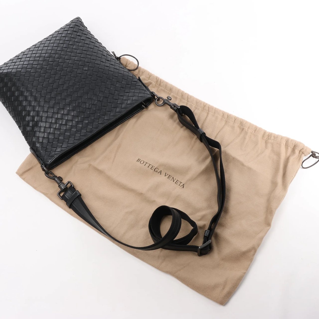 Bottega Veneta Bottega Veneta VN Intrecciato Leather Crossbody Messenger Bag in Black Bruin