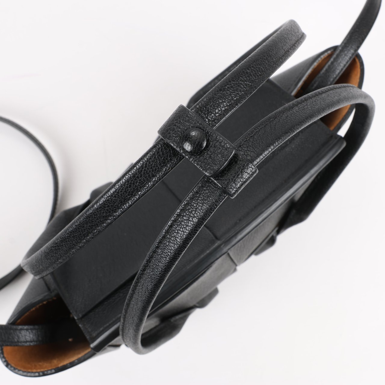 Bottega Veneta Bottega Veneta Arco Mini Leather Maxi Intrecciato 2Way Handbag in Black Zwart