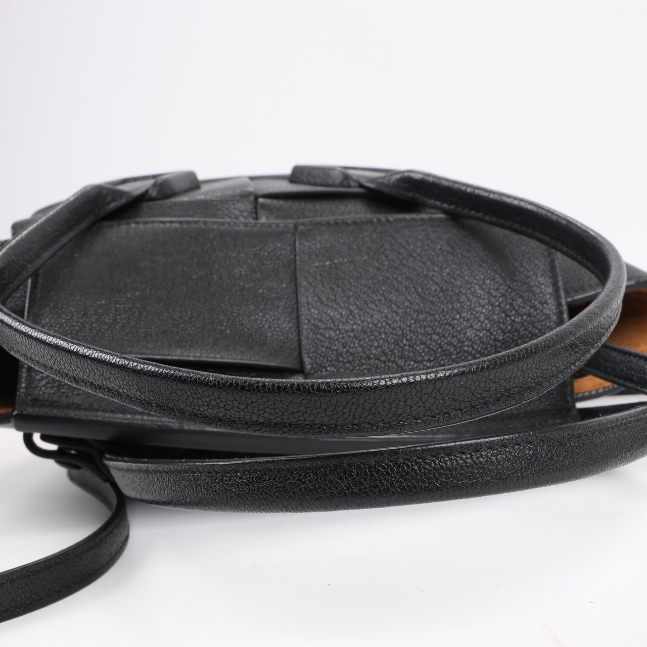 Bottega Veneta Bottega Veneta Arco Mini Leather Maxi Intrecciato 2Way Handbag in Black Zwart