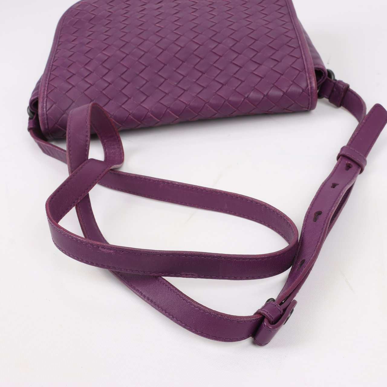 Bottega Veneta BOTTEGA VENETA Intrecciato Leather Shoulder Bag in Purple Paars