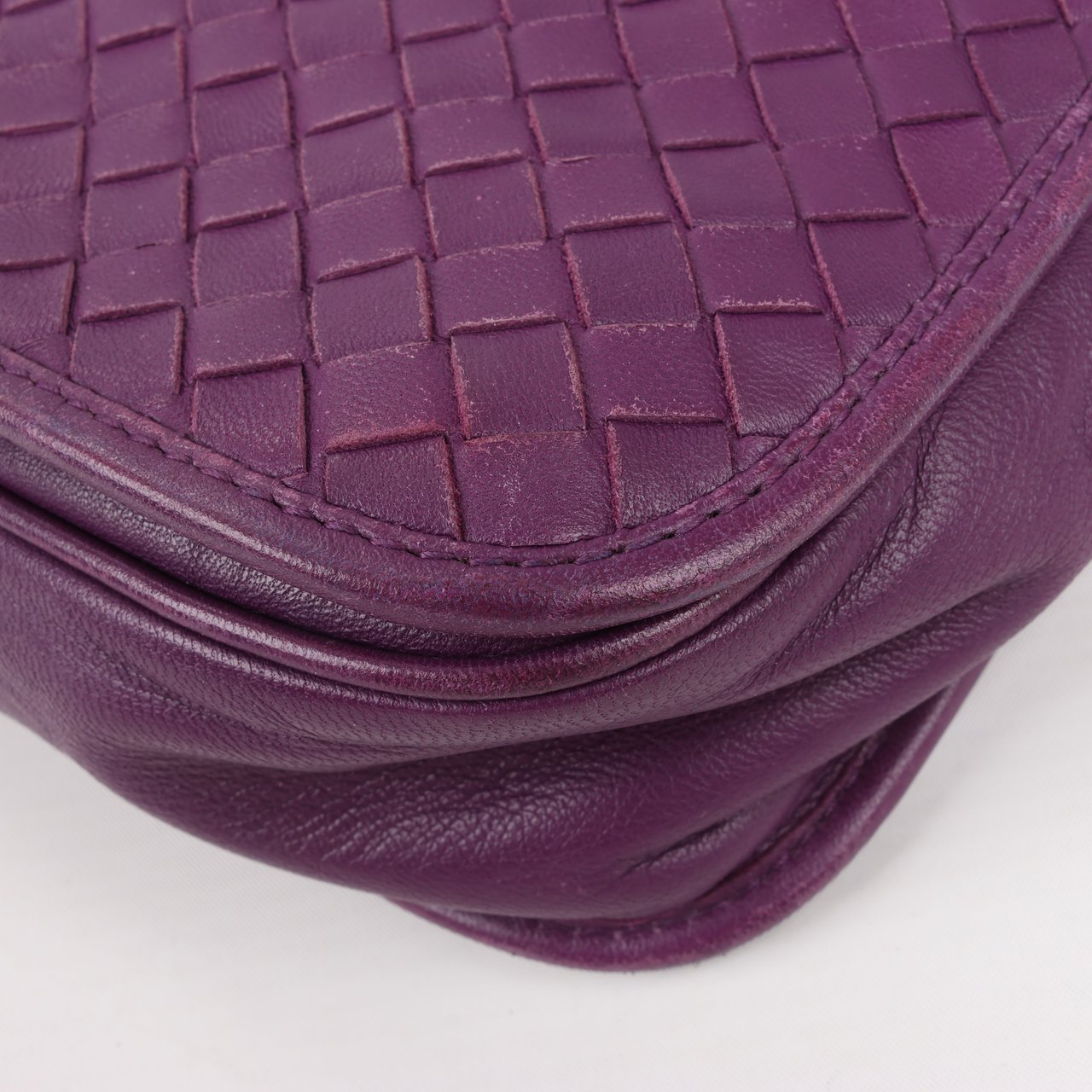 Bottega Veneta BOTTEGA VENETA Intrecciato Leather Shoulder Bag in Purple Paars