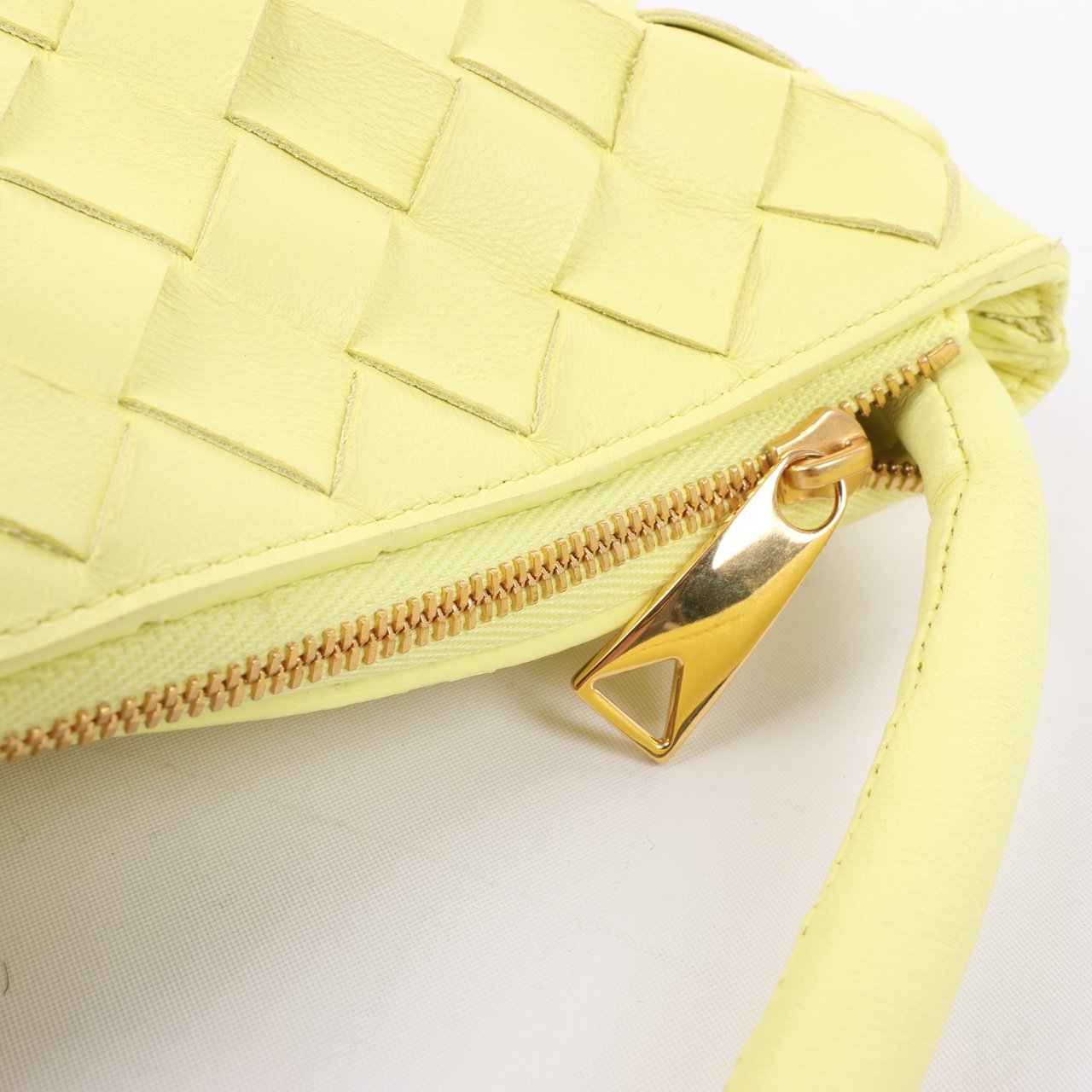 Bottega Veneta Bottega Veneta Intrecciato Medium Turns Pouch Leather Shoulder bag in Yellow Geel