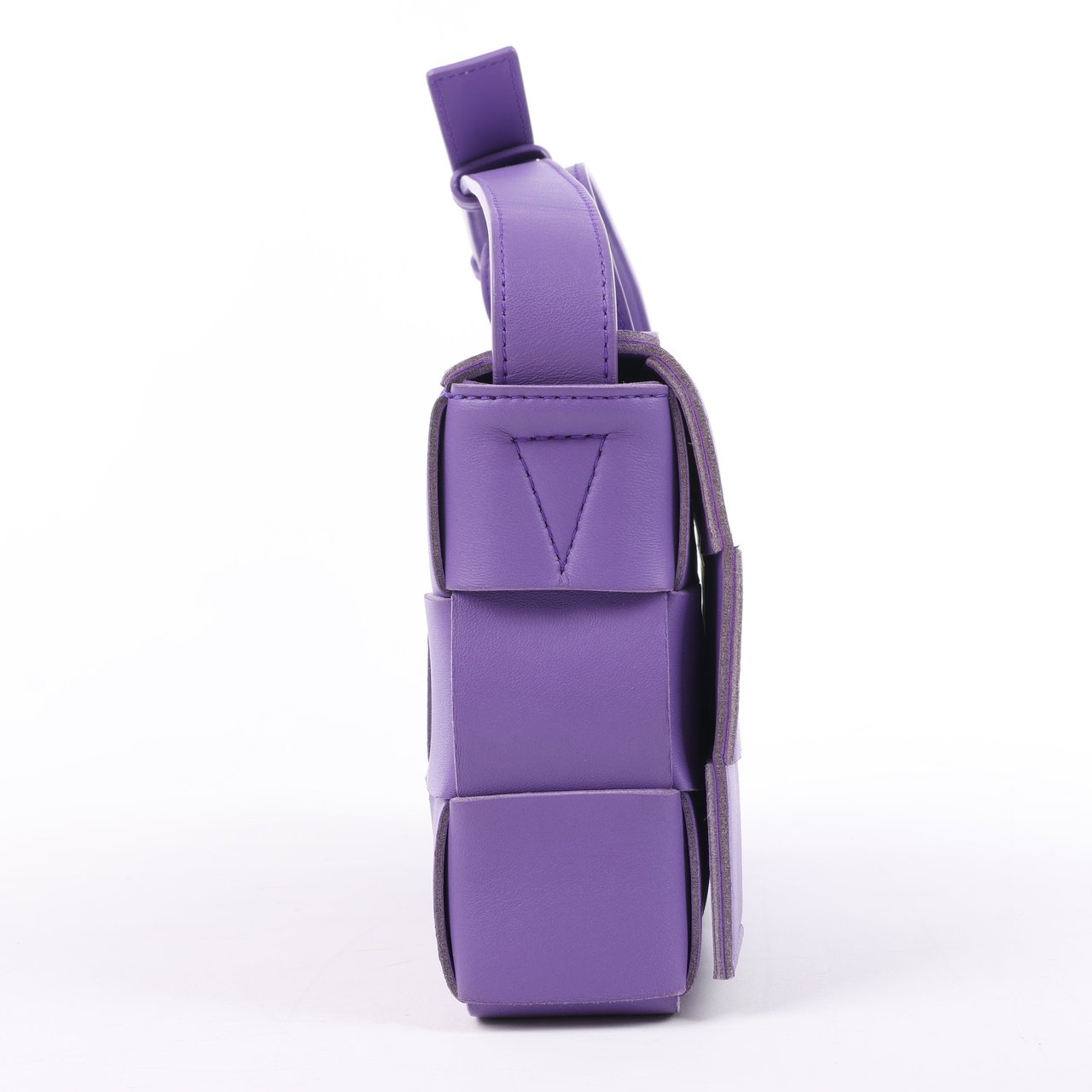 Bottega Veneta Bottega Veneta Maxi Intrecciato Cassette Leather Shoulder Bag in Purple Paars