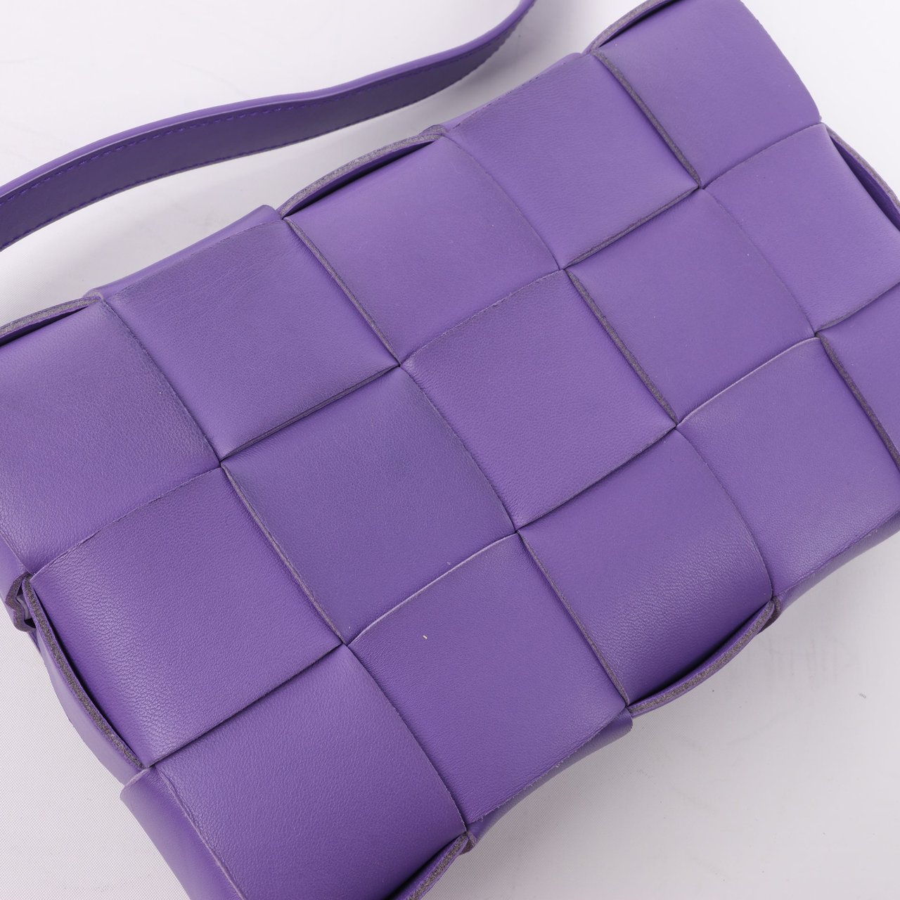 Bottega Veneta Bottega Veneta Maxi Intrecciato Cassette Leather Shoulder Bag in Purple Paars