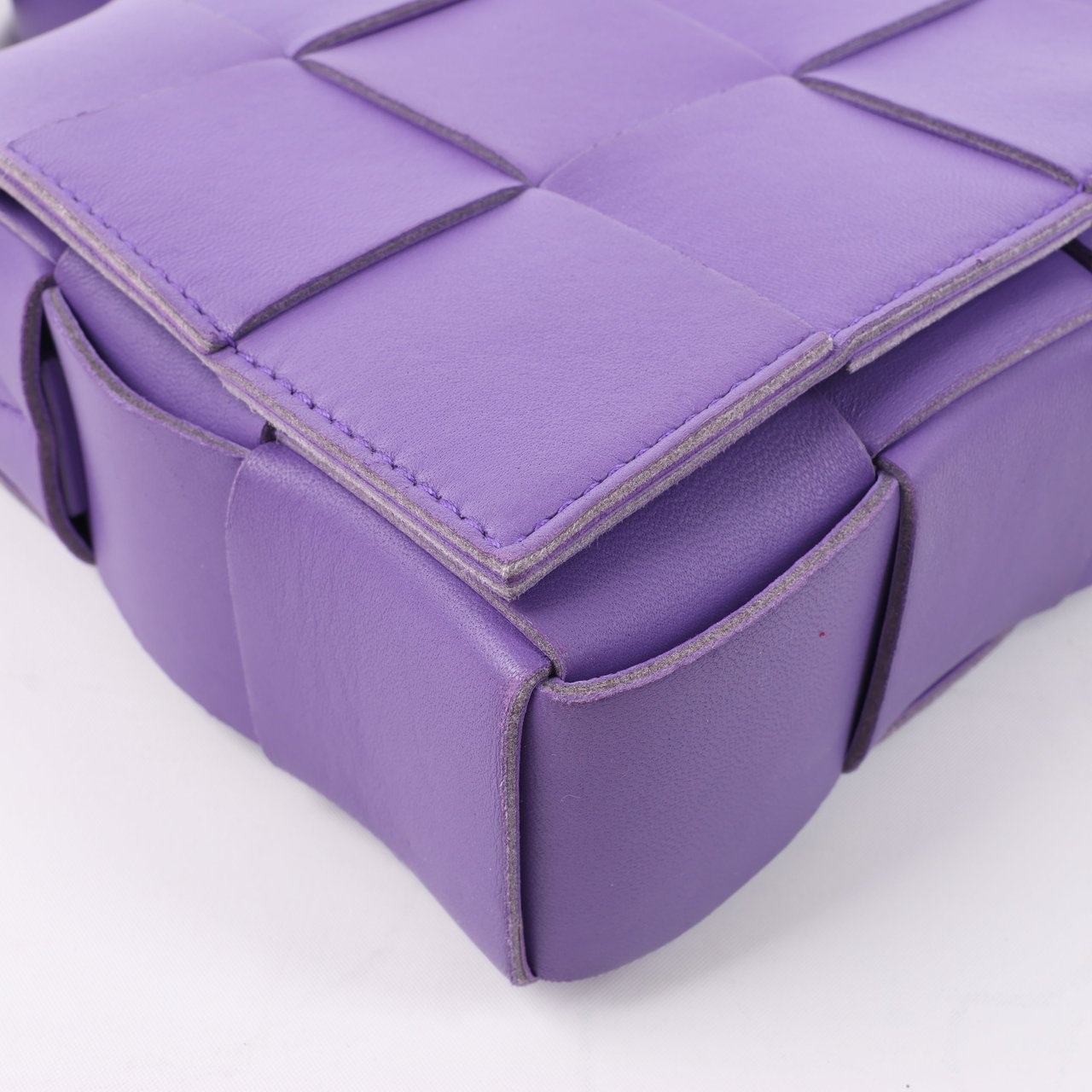 Bottega Veneta Bottega Veneta Maxi Intrecciato Cassette Leather Shoulder Bag in Purple Paars