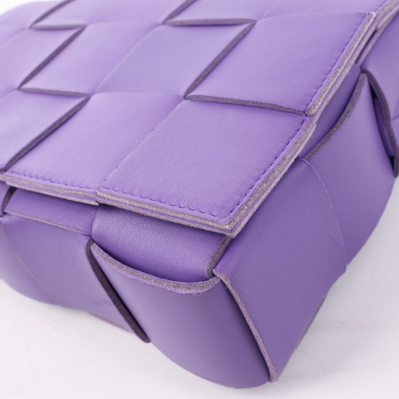 Bottega Veneta Bottega Veneta Maxi Intrecciato Cassette Leather Shoulder Bag in Purple Paars