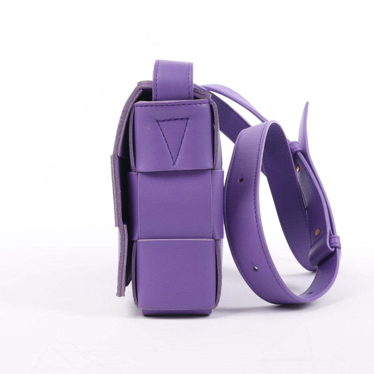 Bottega Veneta Bottega Veneta Maxi Intrecciato Cassette Leather Shoulder Bag in Purple Paars