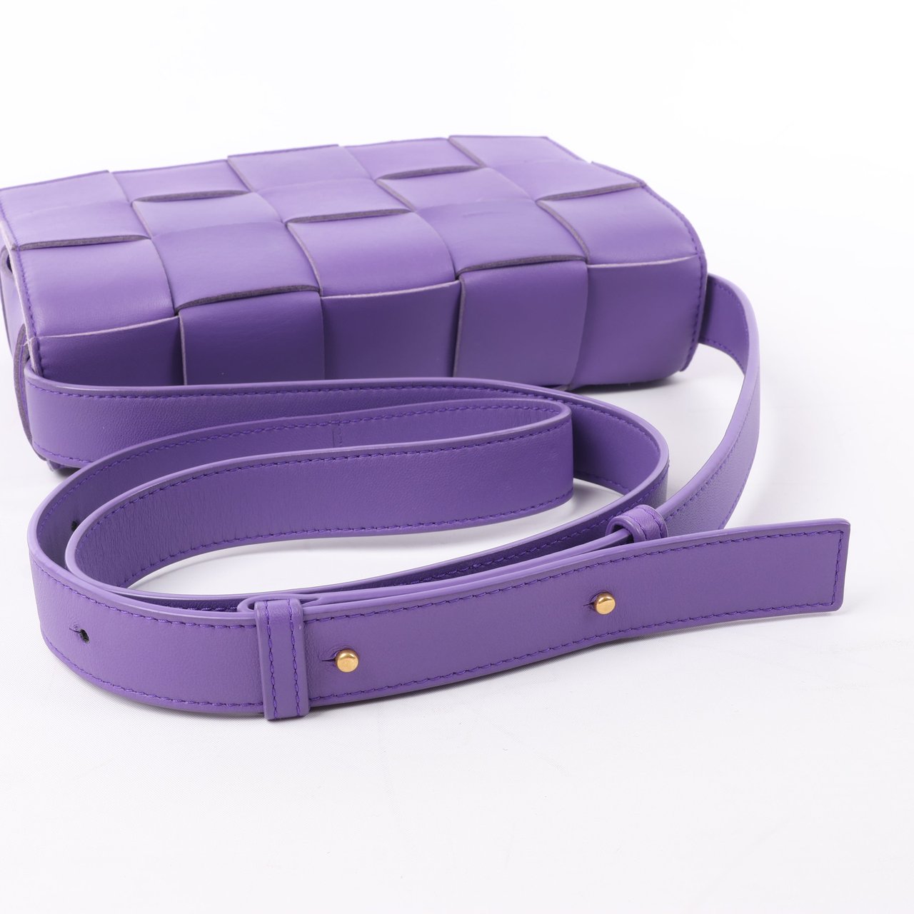 Bottega Veneta Bottega Veneta Maxi Intrecciato Cassette Leather Shoulder Bag in Purple Paars