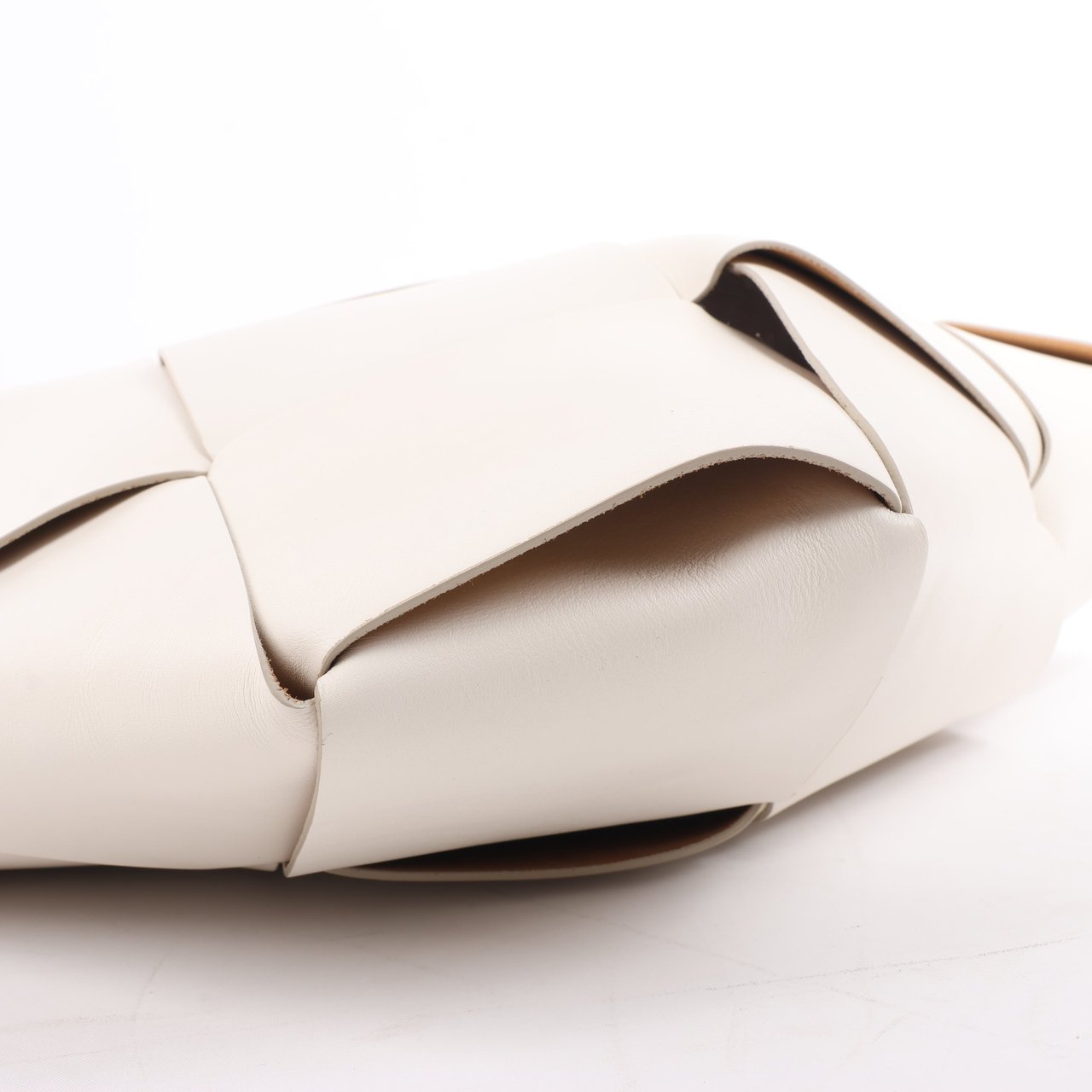 Bottega Veneta Bottega Veneta Maxi Intrecciato Leather Handbag in White Wit