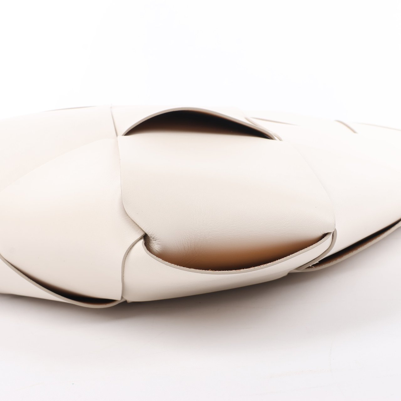 Bottega Veneta Bottega Veneta Maxi Intrecciato Leather Handbag in White Wit