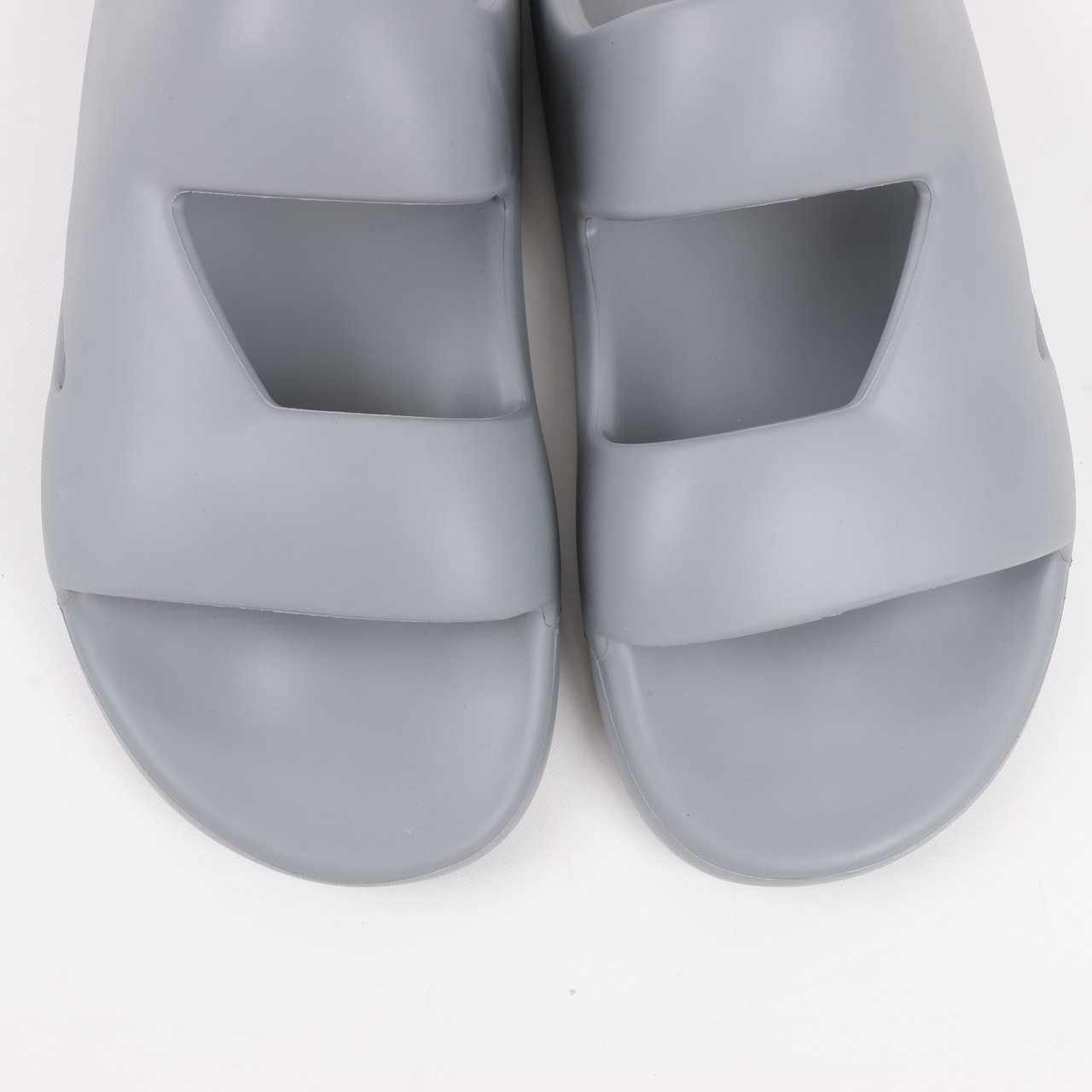 Bottega Veneta Bottega Veneta Rubber Band Sandals in Grey, Size 43 EU Grijs