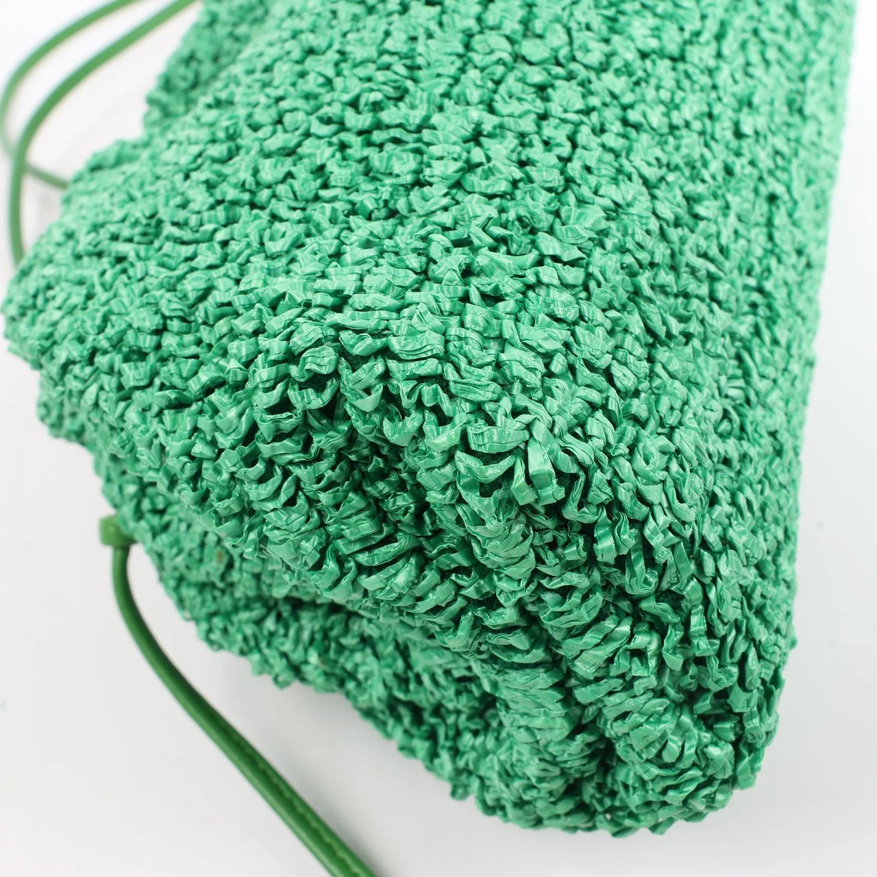 Bottega Veneta Bottega Veneta The Pouch Mini Raffia x Leather Crossbody bag in Green Groen