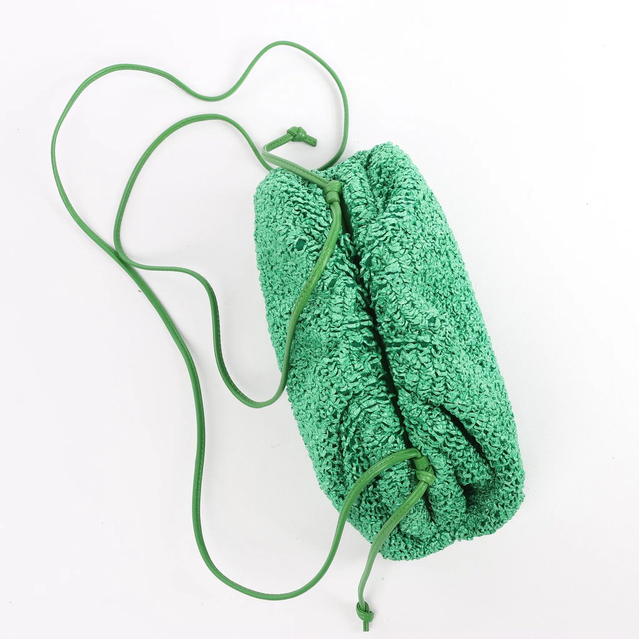 Bottega Veneta Bottega Veneta The Pouch Mini Raffia x Leather Crossbody bag in Green Groen