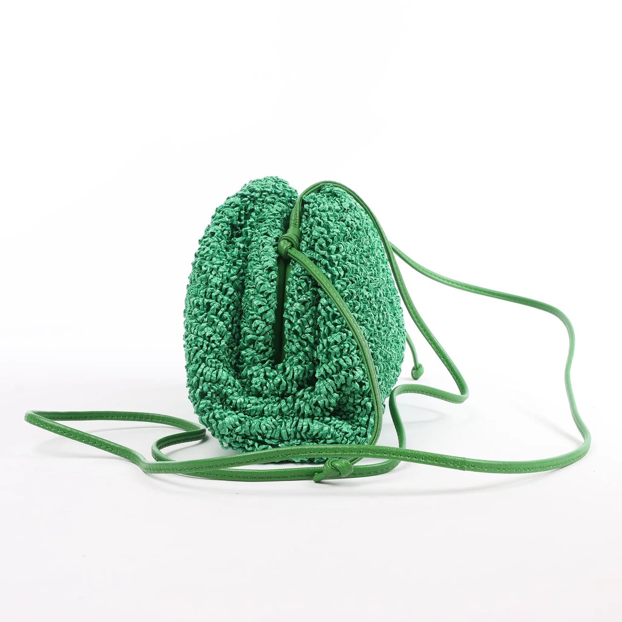 Bottega Veneta Bottega Veneta The Pouch Mini Raffia x Leather Crossbody bag in Green Groen