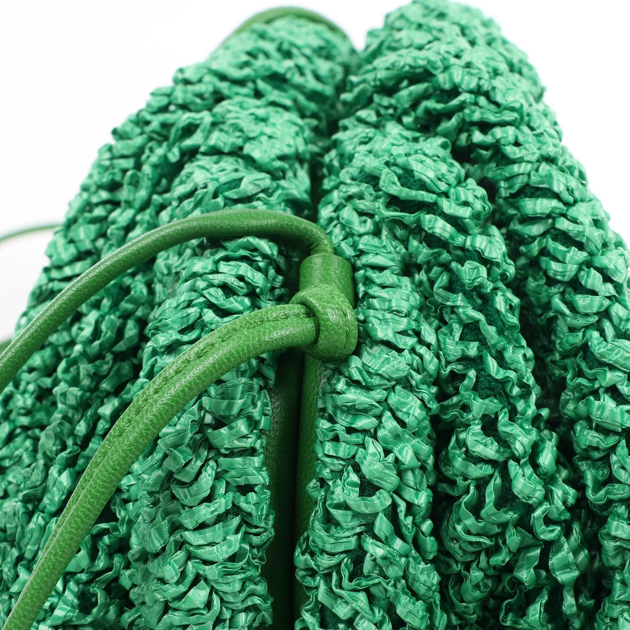 Bottega Veneta Bottega Veneta The Pouch Mini Raffia x Leather Crossbody bag in Green Groen