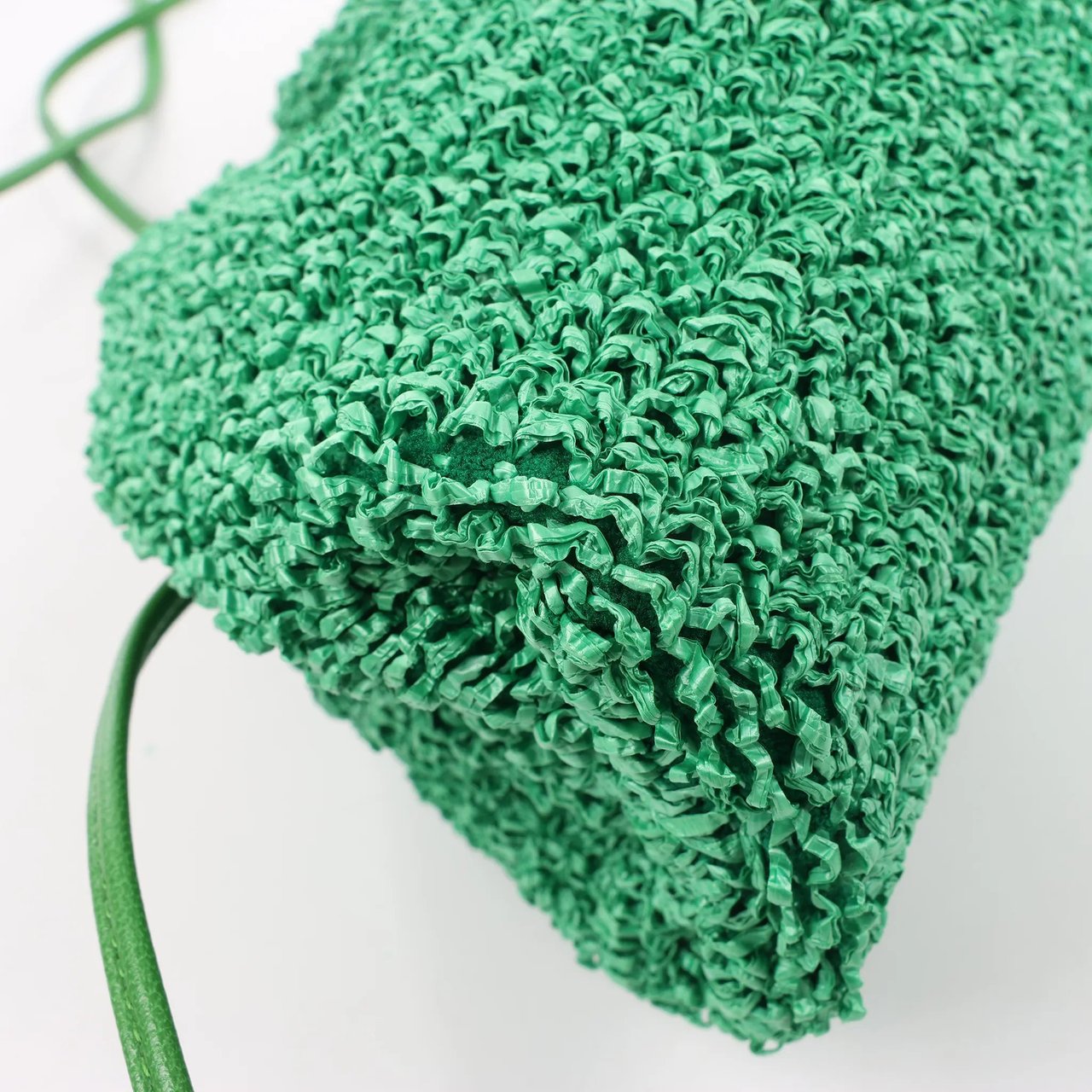 Bottega Veneta Bottega Veneta The Pouch Mini Raffia x Leather Crossbody bag in Green Groen