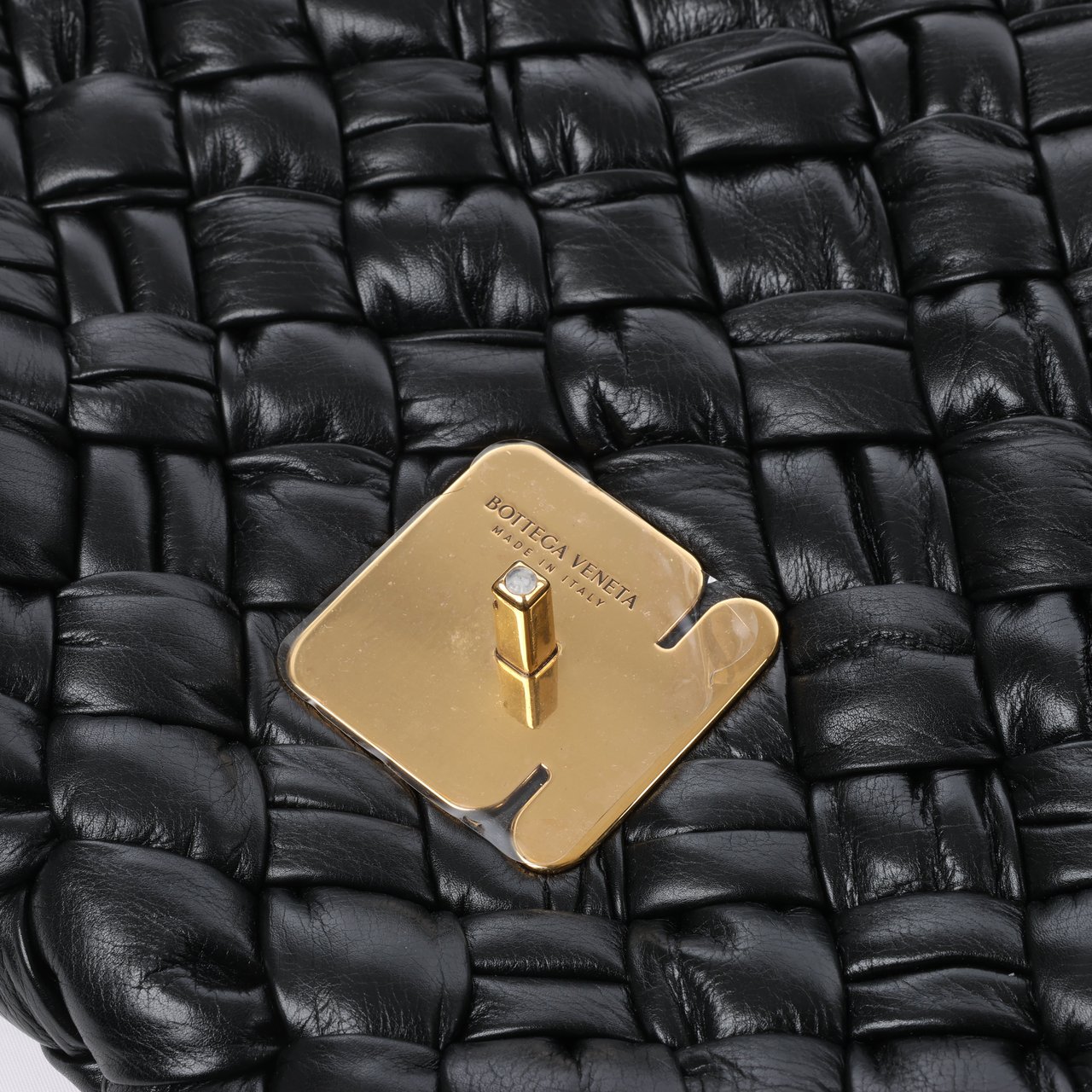 Bottega Veneta Bottega Veneta Leather Woven Rumple Desiree Shoulder Bag in Black Zwart