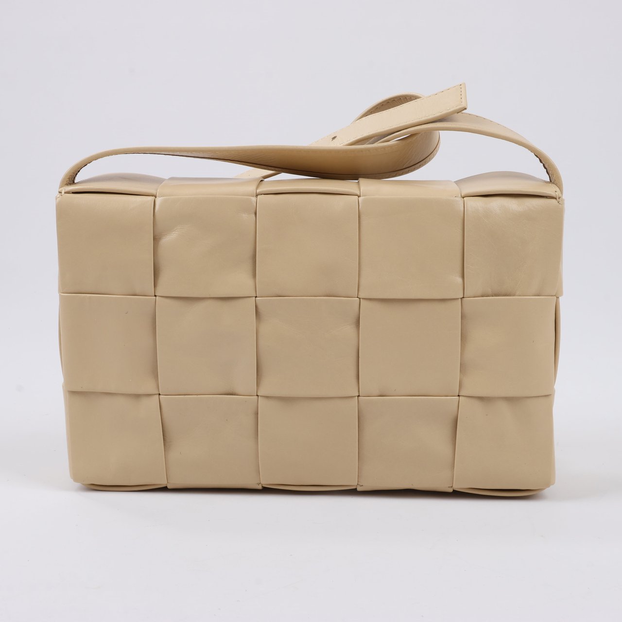 Bottega Veneta Bottega Veneta Maxi Intrecciato Cassette Leather Shoulder Bag in Beige (Marketplaces) Beige