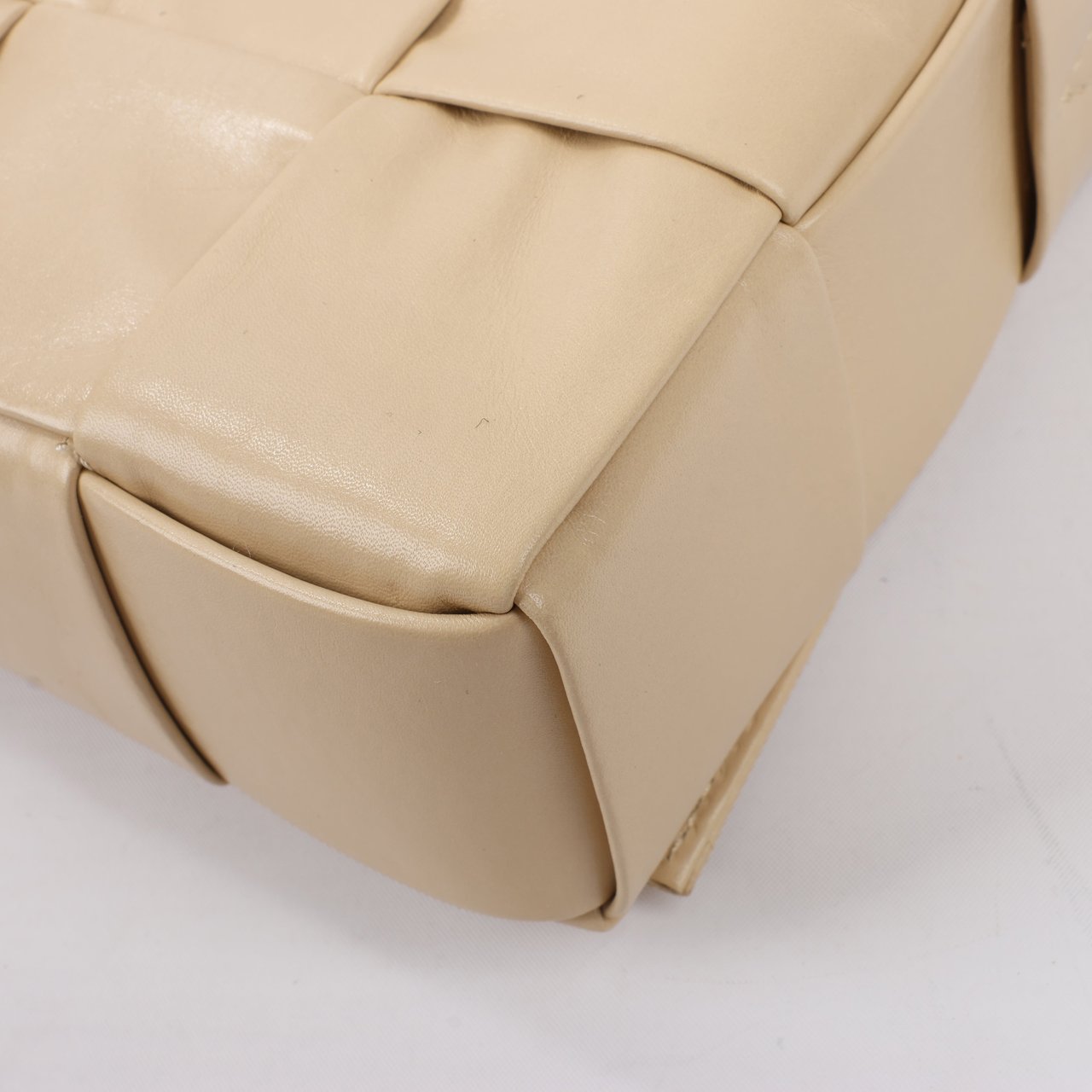 Bottega Veneta Bottega Veneta Maxi Intrecciato Cassette Leather Shoulder Bag in Beige (Marketplaces) Beige