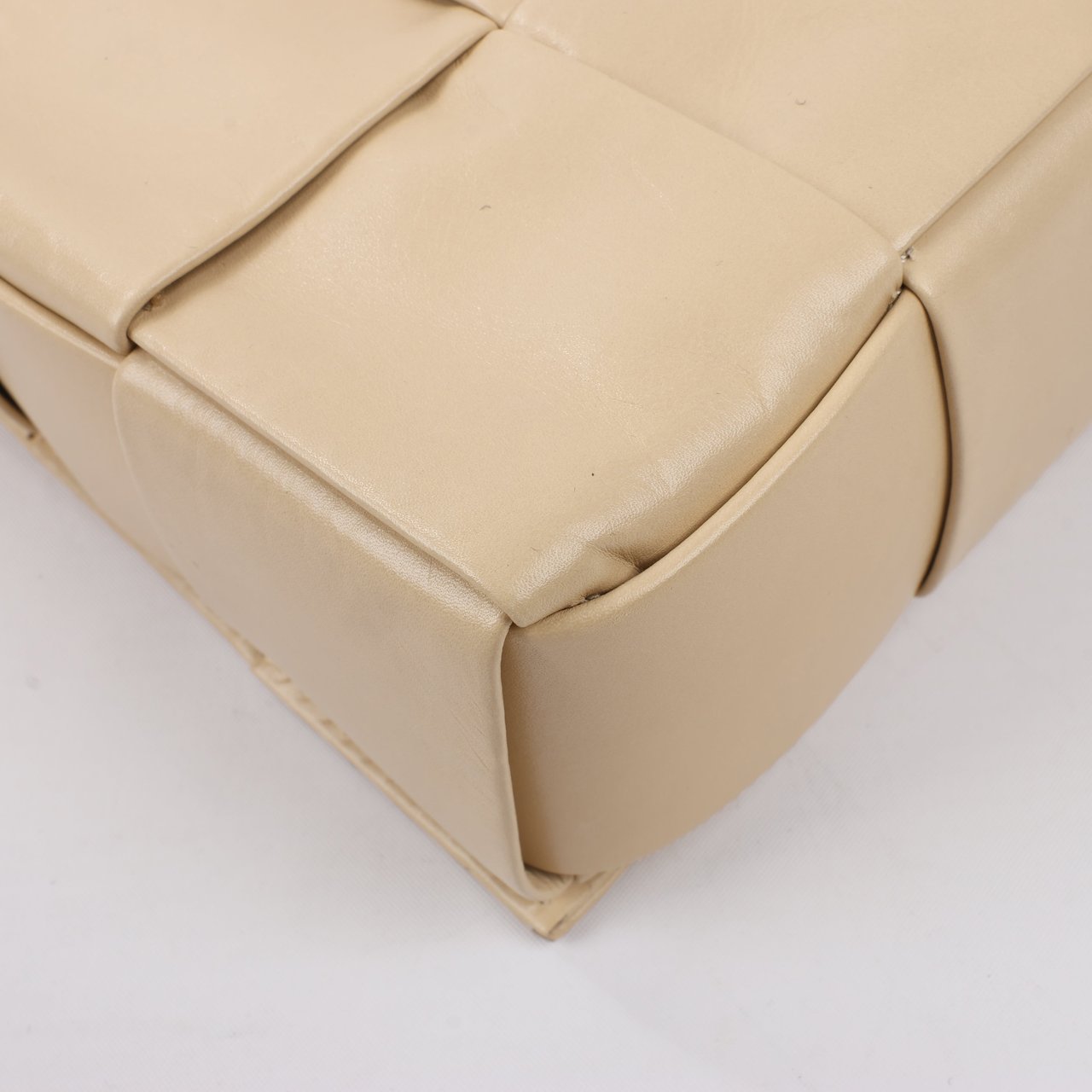 Bottega Veneta Bottega Veneta Maxi Intrecciato Cassette Leather Shoulder Bag in Beige (Marketplaces) Beige