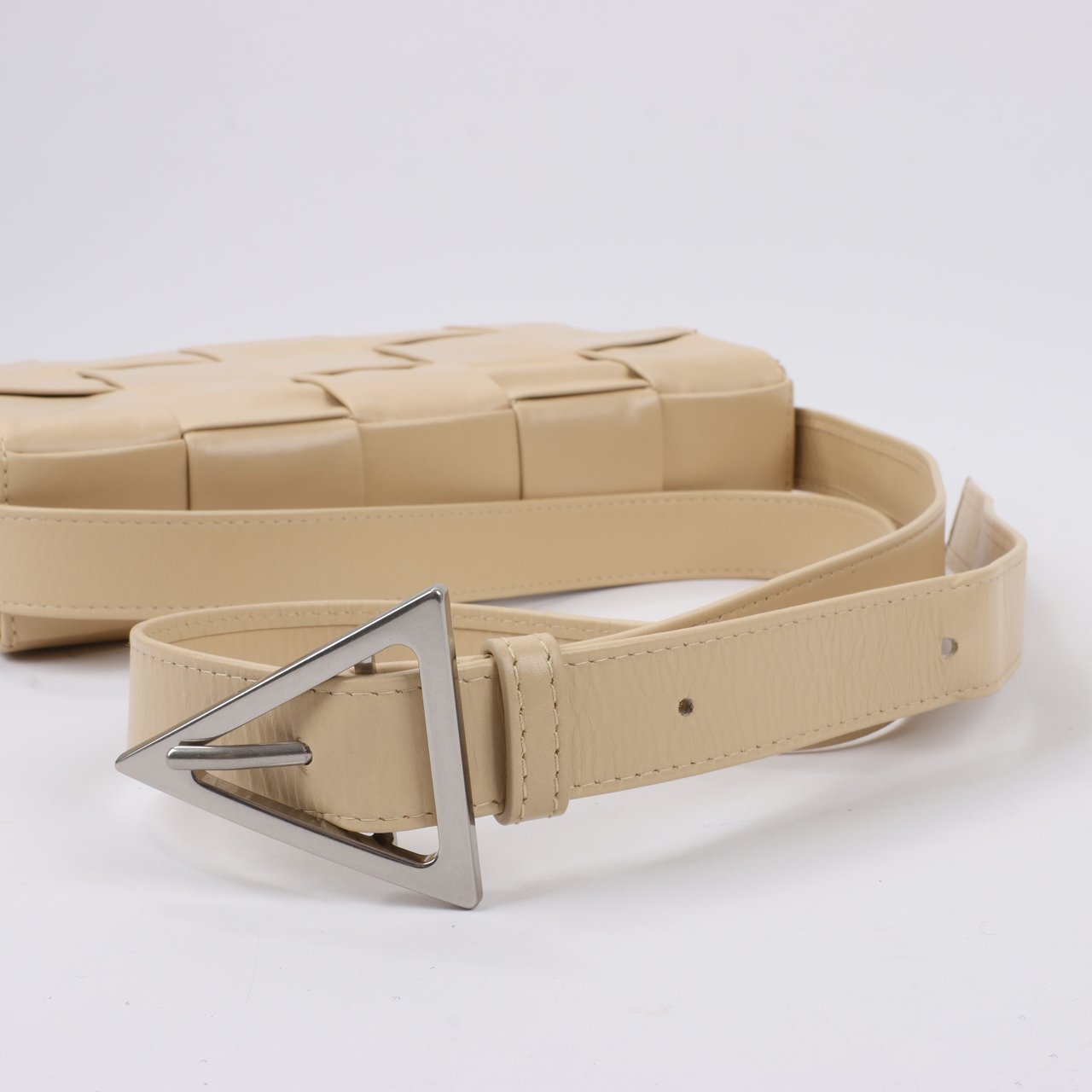 Bottega Veneta Bottega Veneta Maxi Intrecciato Cassette Leather Shoulder Bag in Beige (Marketplaces) Beige