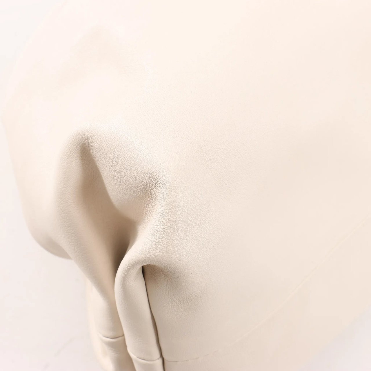 Bottega Veneta Bottega Veneta The Pouch Oversize Leather Clutch Bag in Beige Beige