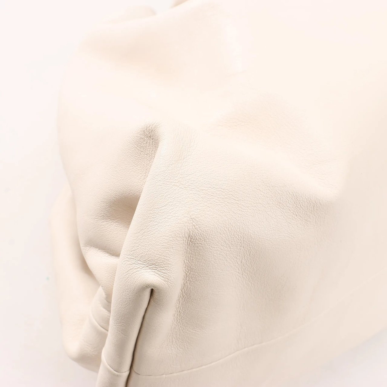 Bottega Veneta Bottega Veneta The Pouch Oversize Leather Clutch Bag in Beige Beige