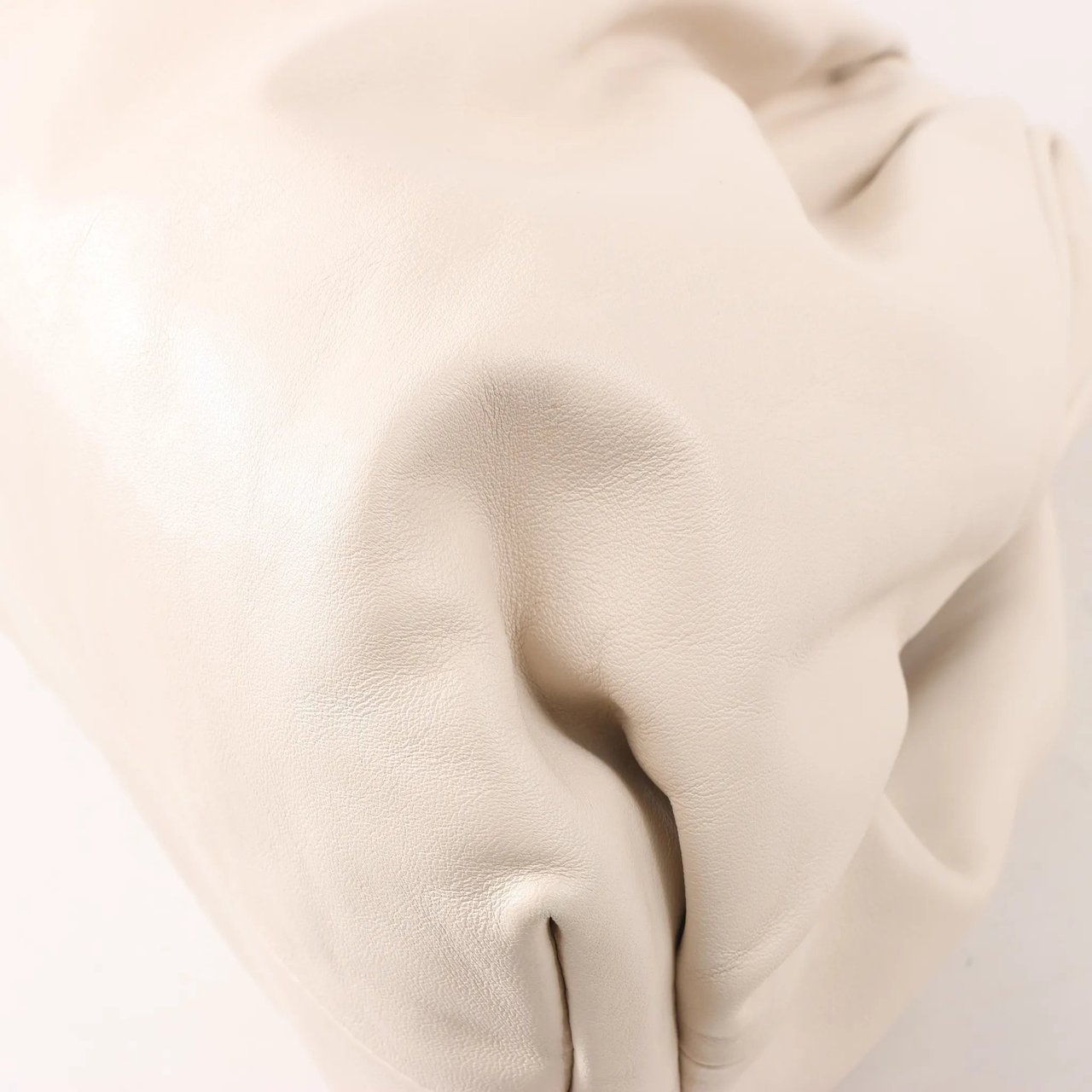 Bottega Veneta Bottega Veneta The Pouch Oversize Leather Clutch Bag in Beige Beige