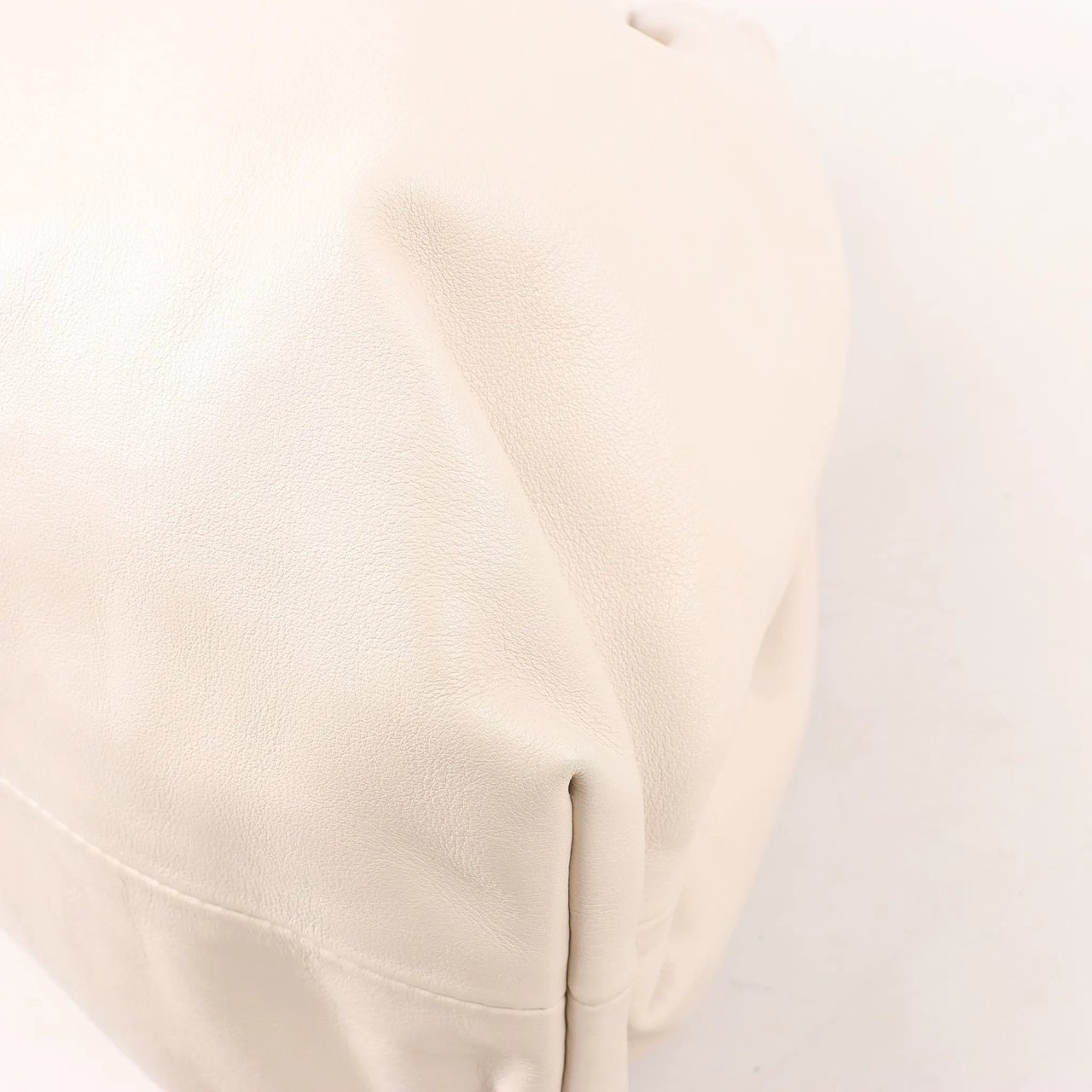 Bottega Veneta Bottega Veneta The Pouch Oversize Leather Clutch Bag in Beige Beige