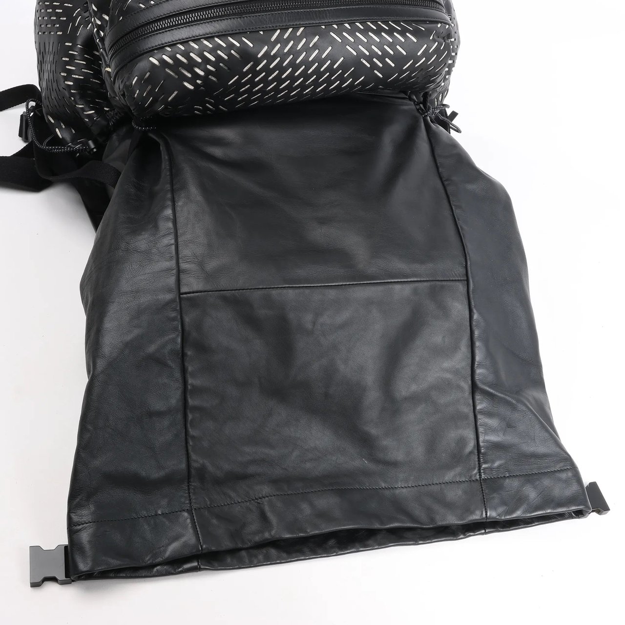 Bottega Veneta Bottega Veneta Perforated Leather Backpack in Black Zwart