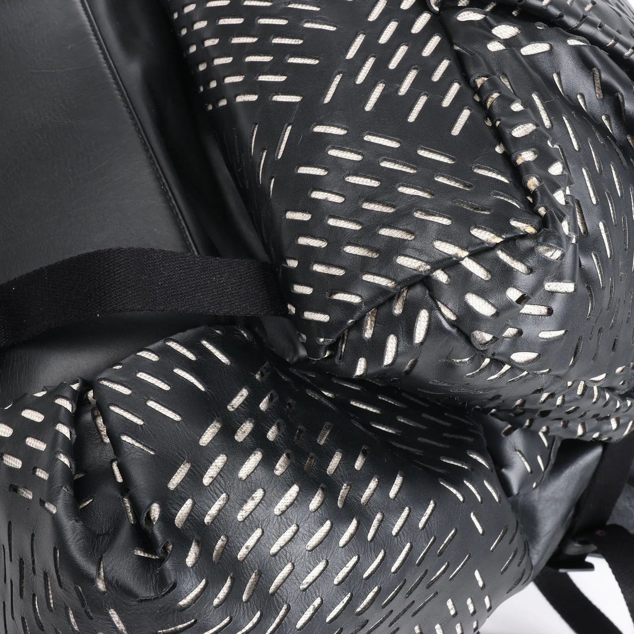 Bottega Veneta Bottega Veneta Perforated Leather Backpack in Black Zwart