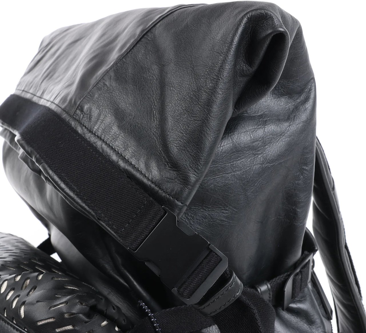 Bottega Veneta Bottega Veneta Perforated Leather Backpack in Black Zwart