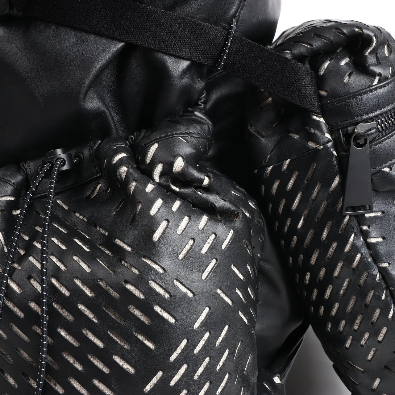 Bottega Veneta Bottega Veneta Perforated Leather Backpack in Black Zwart