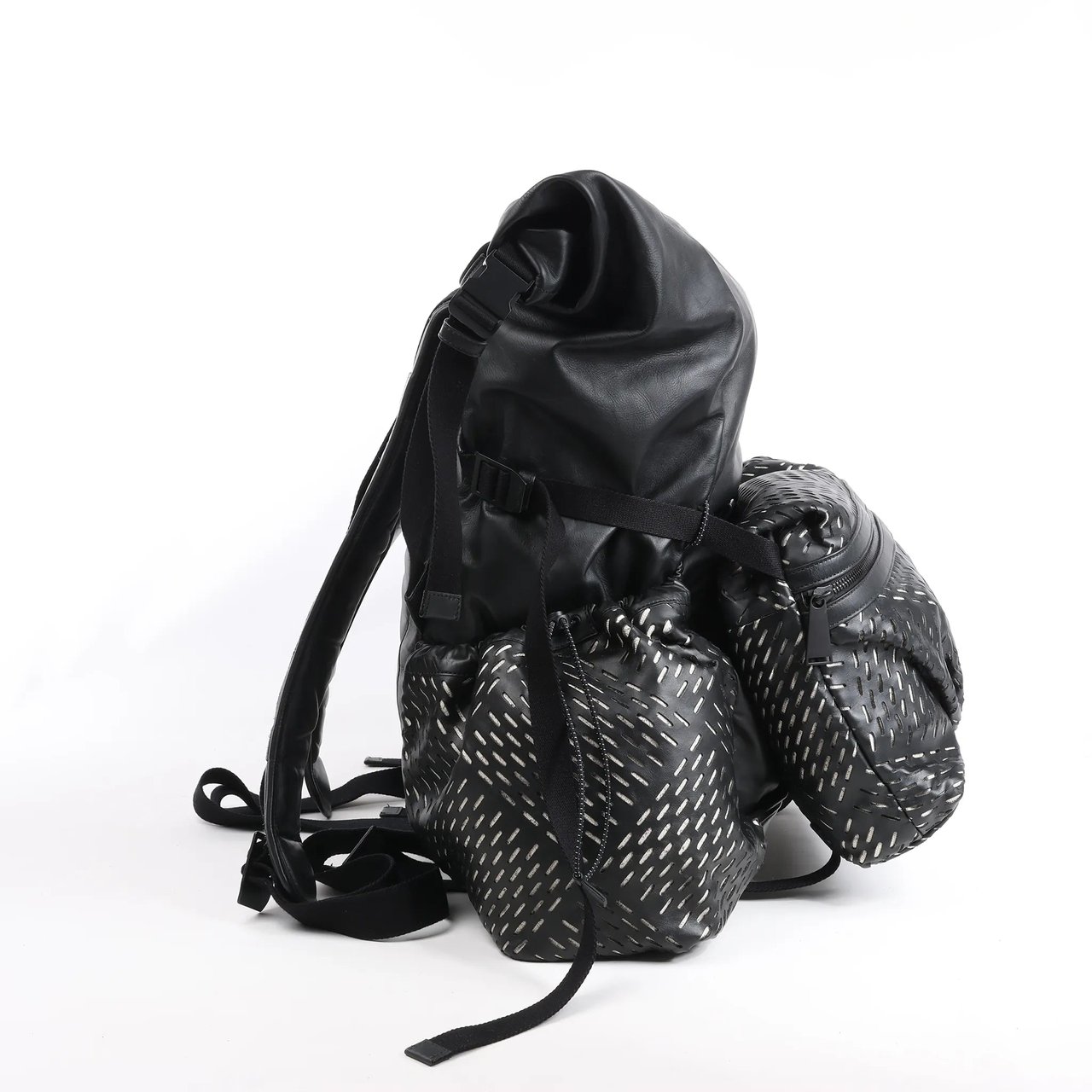 Bottega Veneta Bottega Veneta Perforated Leather Backpack in Black Zwart