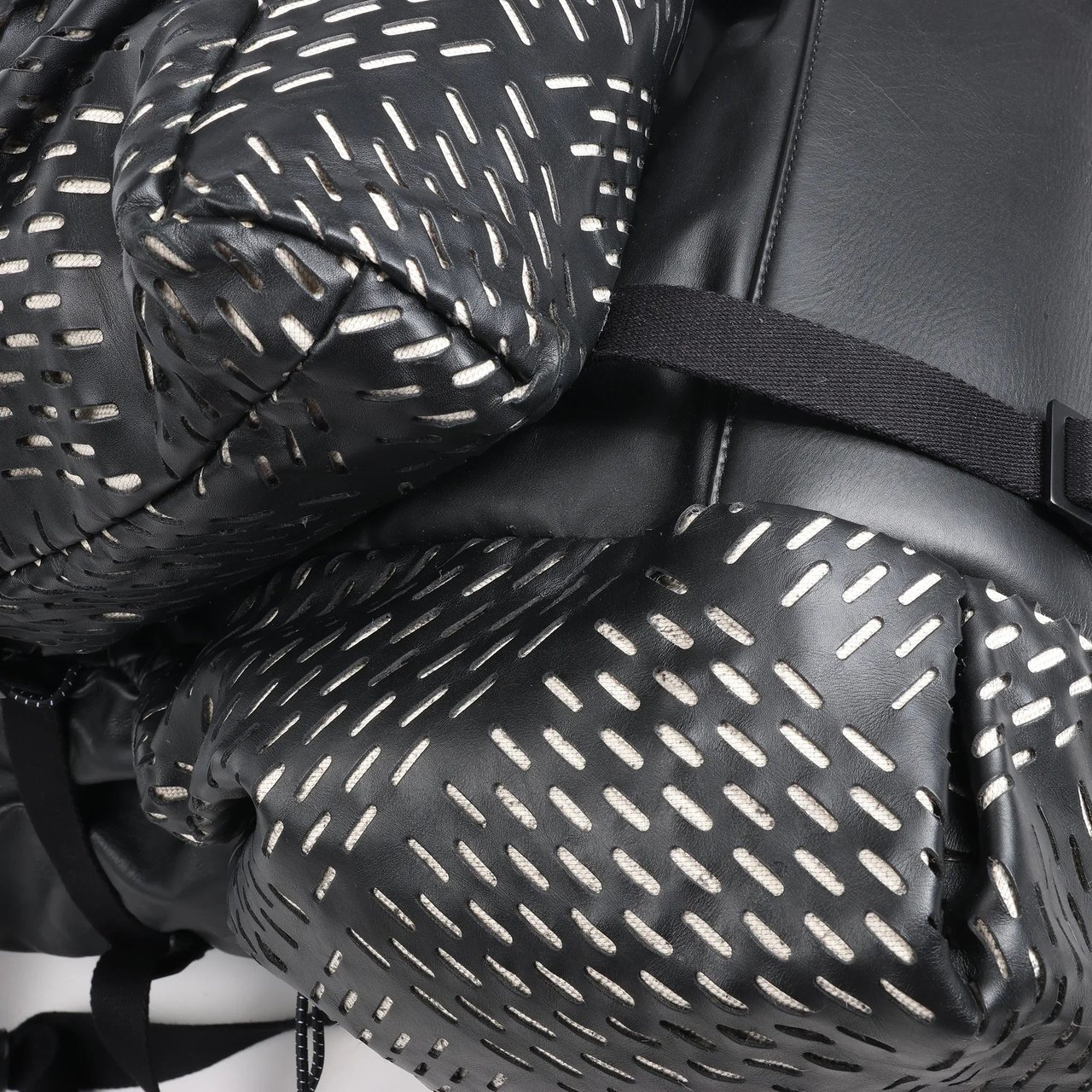 Bottega Veneta Bottega Veneta Perforated Leather Backpack in Black Zwart