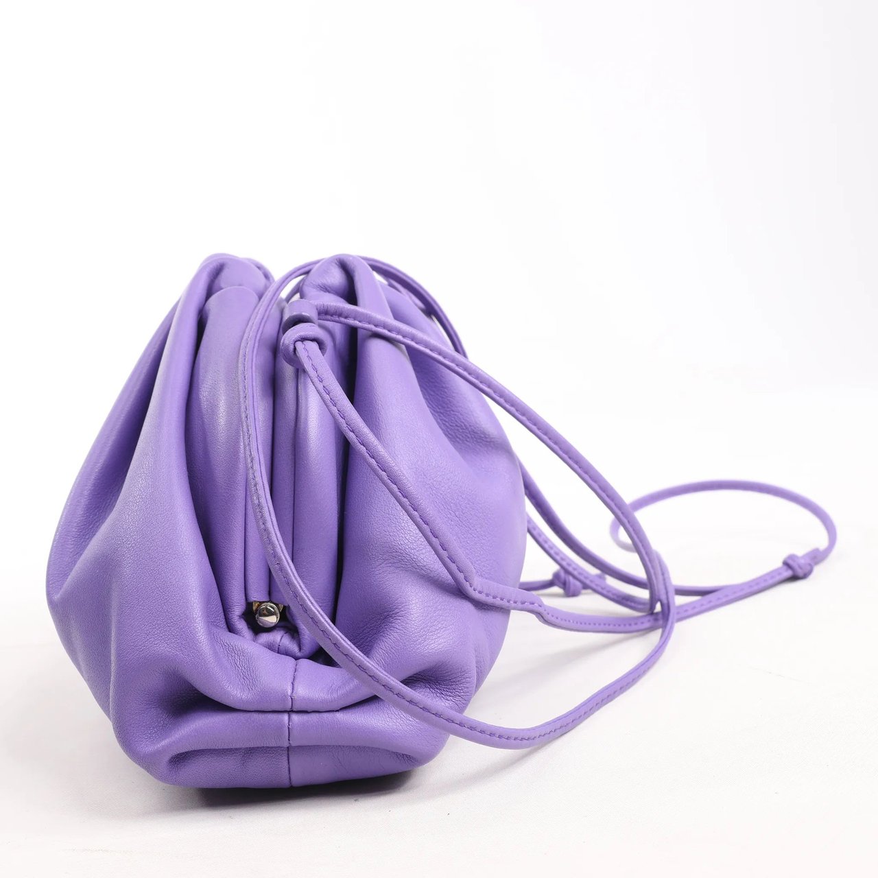 Bottega Veneta Bottega Veneta Mini The Pouch Leather Crossbody bag in Purple Paars