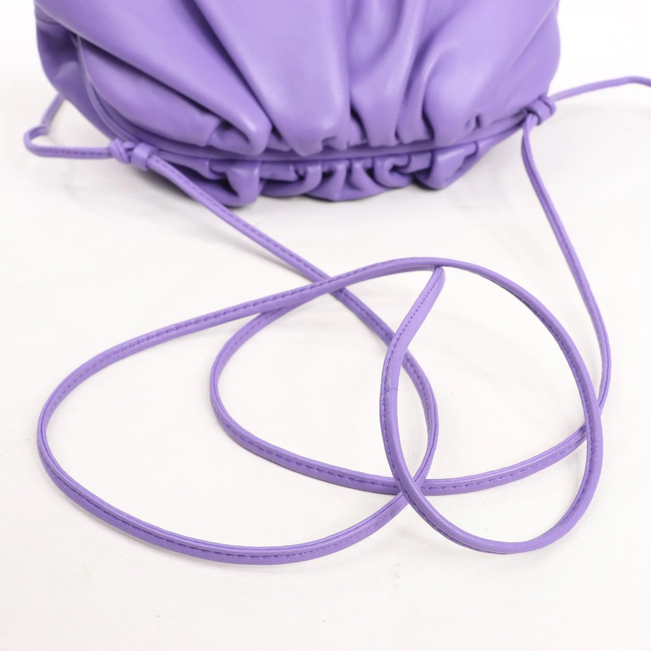 Bottega Veneta Bottega Veneta Mini The Pouch Leather Crossbody bag in Purple Paars