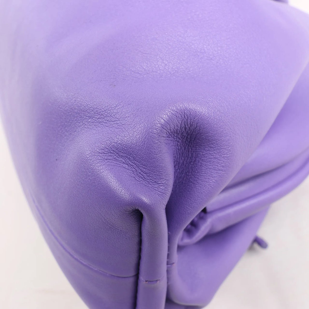 Bottega Veneta Bottega Veneta Mini The Pouch Leather Crossbody bag in Purple Paars