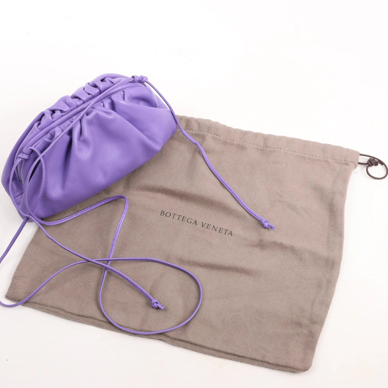 Bottega Veneta Bottega Veneta Mini The Pouch Leather Crossbody bag in Purple Paars