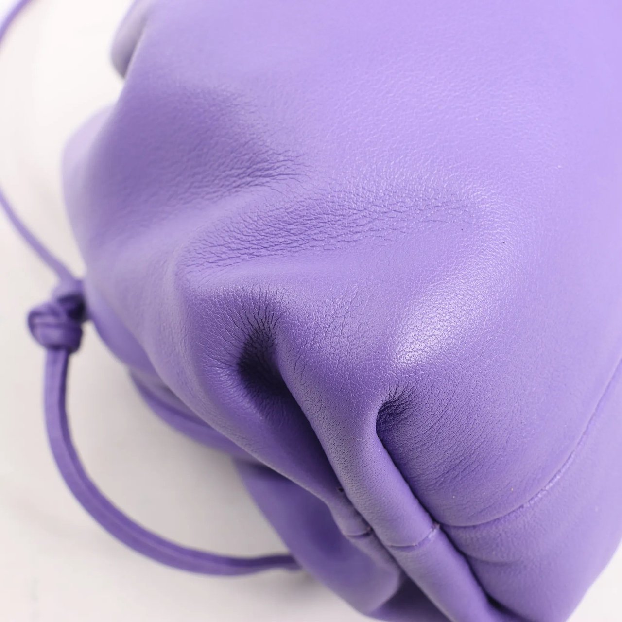 Bottega Veneta Bottega Veneta Mini The Pouch Leather Crossbody bag in Purple Paars