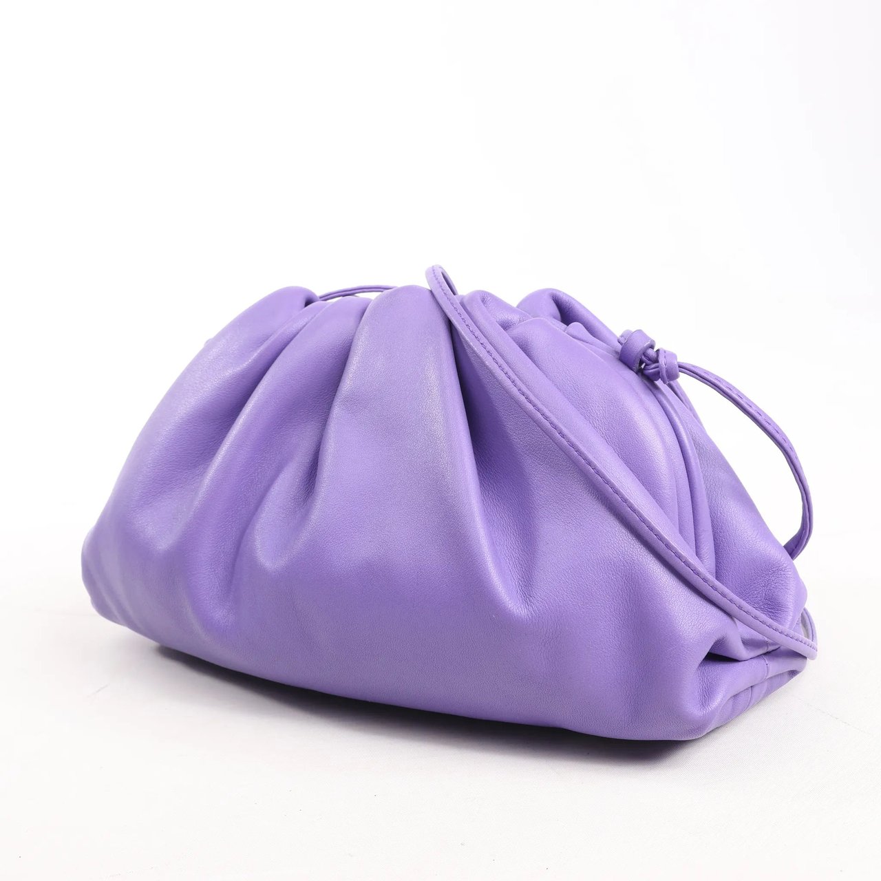 Bottega Veneta Bottega Veneta Mini The Pouch Leather Crossbody bag in Purple Paars