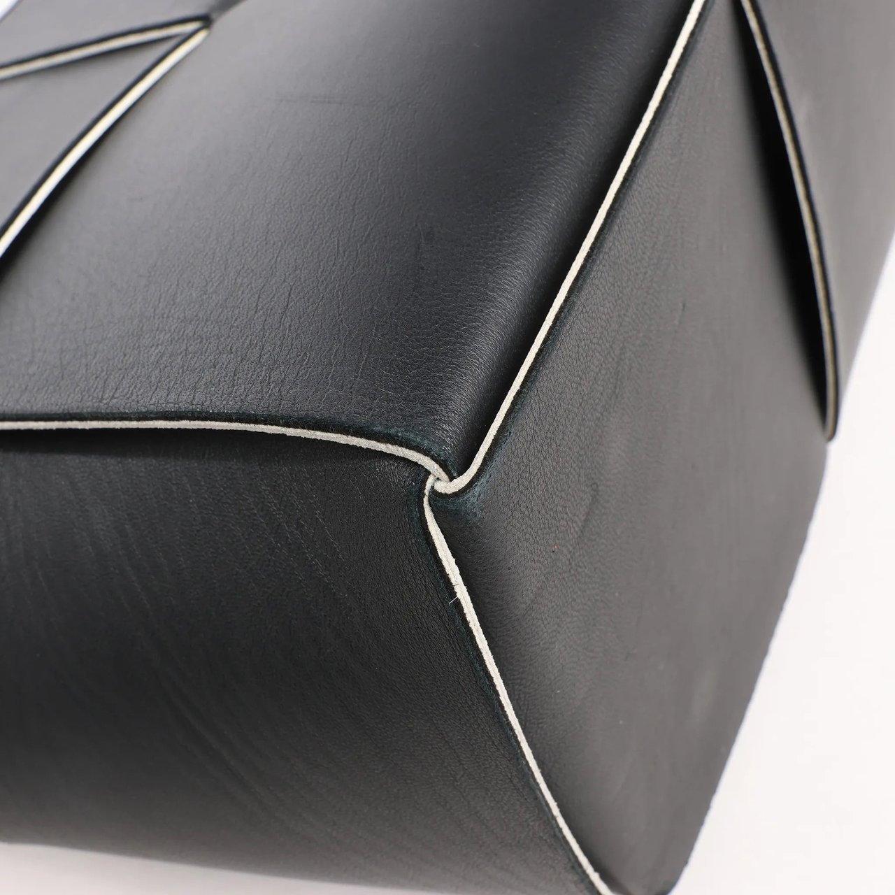 Bottega Veneta Bottega Veneta The Arco Maxi Intrecciato Leather Handbag in Black Zwart