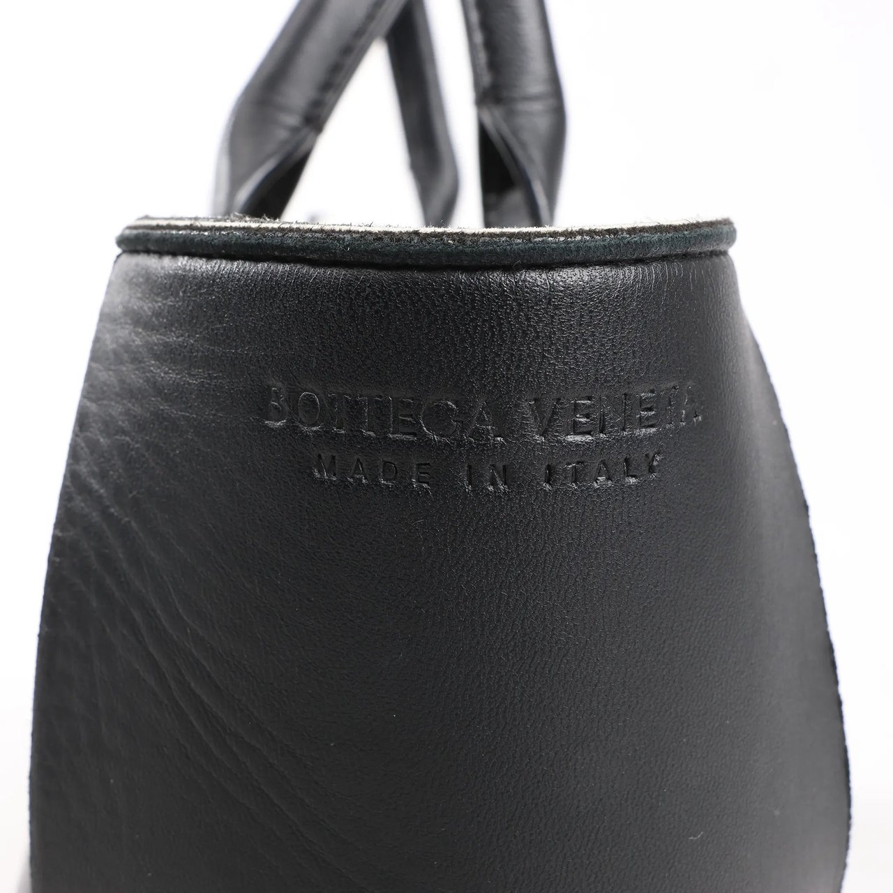 Bottega Veneta Bottega Veneta The Arco Maxi Intrecciato Leather Handbag in Black Zwart