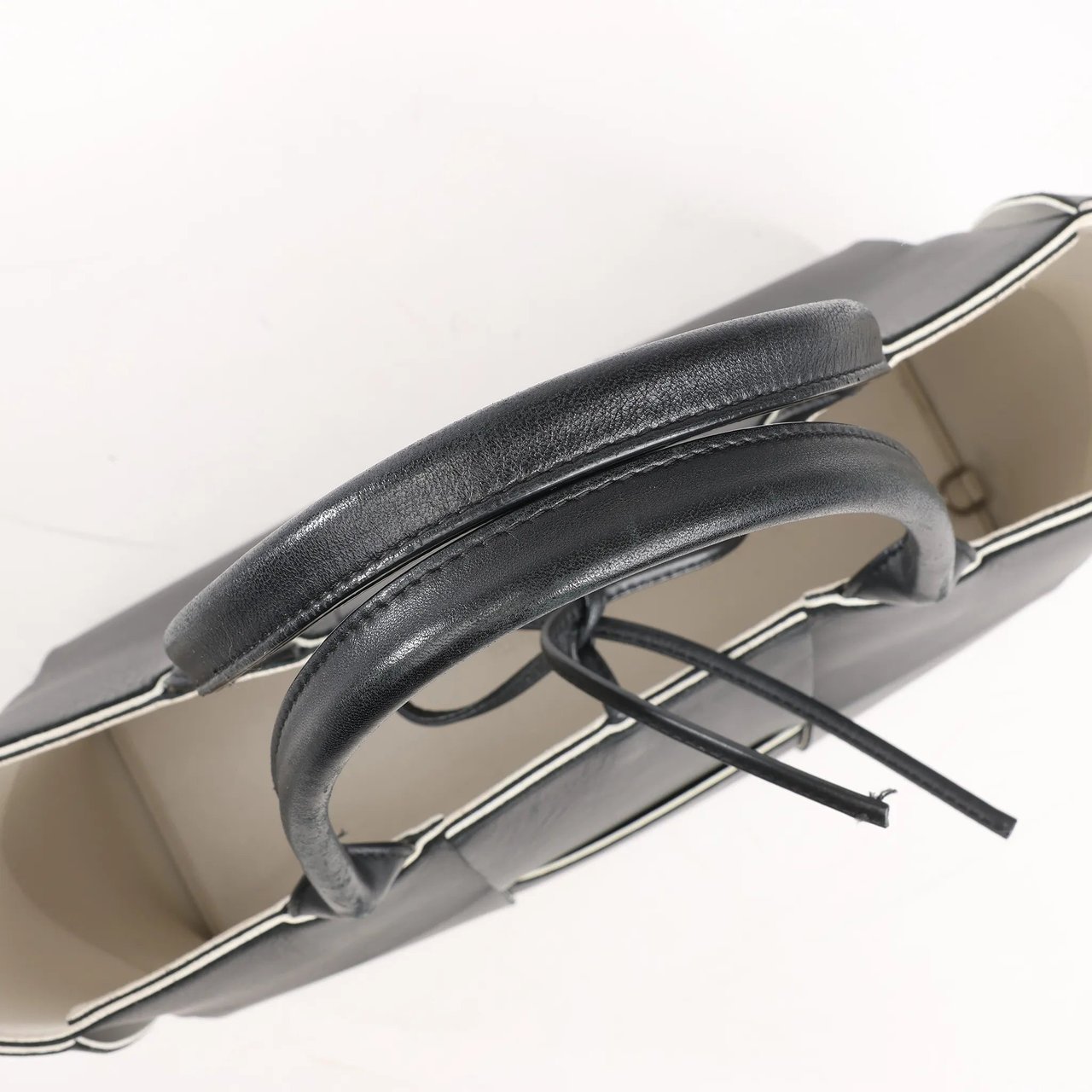 Bottega Veneta Bottega Veneta The Arco Maxi Intrecciato Leather Handbag in Black Zwart