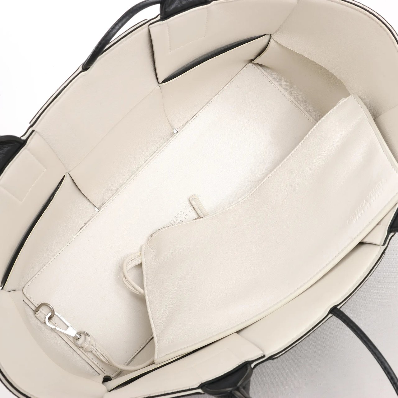 Bottega Veneta Bottega Veneta The Arco Maxi Intrecciato Leather Handbag in Black Zwart